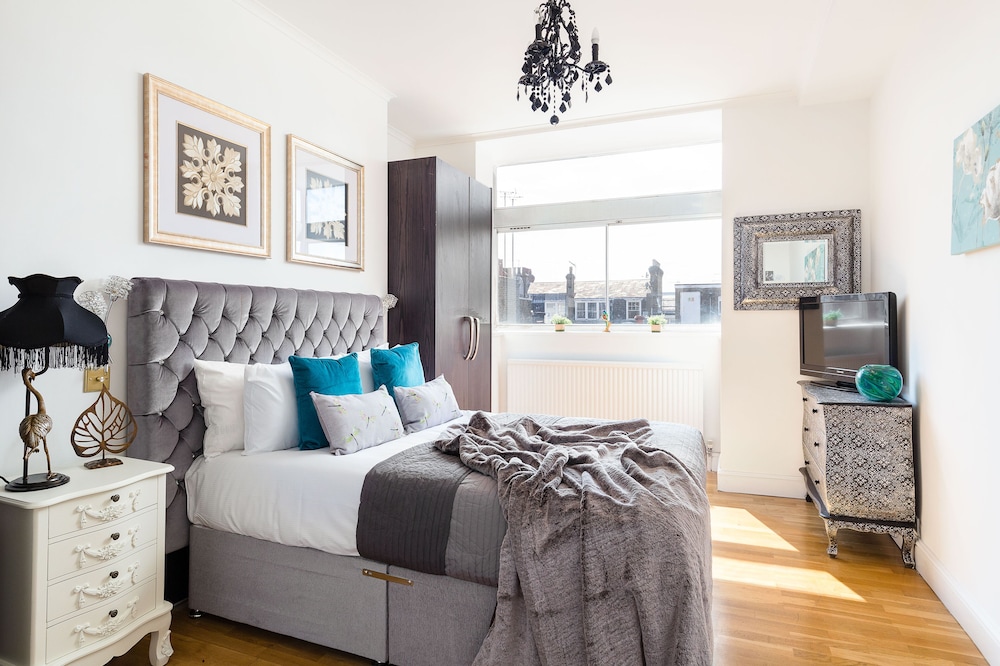 Designer 2-bed 2-bath Behind Selfridges
