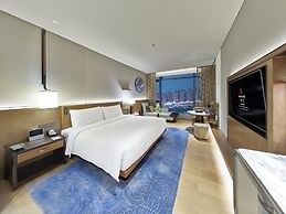 HUALUXE Nanjing Yangtze River by IHG