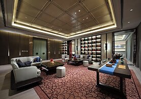 HUALUXE Nanjing Yangtze River by IHG
