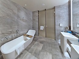 HUALUXE Nanjing Yangtze River by IHG