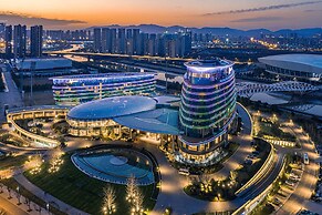 HUALUXE Nanjing Yangtze River by IHG