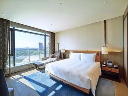 HUALUXE Nanjing Yangtze River by IHG