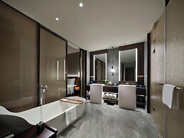 HUALUXE Nanjing Yangtze River by IHG