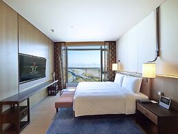 HUALUXE Nanjing Yangtze River by IHG
