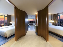 HUALUXE Nanjing Yangtze River by IHG