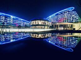 HUALUXE Nanjing Yangtze River by IHG
