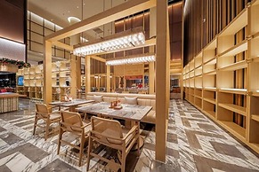 HUALUXE Nanjing Yangtze River by IHG
