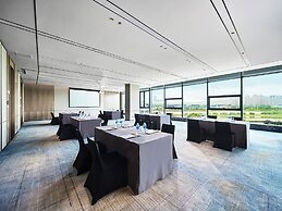 HUALUXE Nanjing Yangtze River by IHG