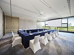 HUALUXE Nanjing Yangtze River by IHG