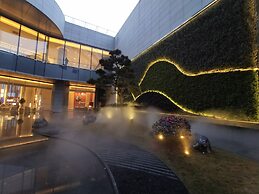 HUALUXE Nanjing Yangtze River by IHG