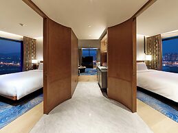 HUALUXE Nanjing Yangtze River by IHG