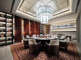 HUALUXE Nanjing Yangtze River by IHG