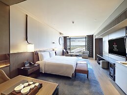 HUALUXE Nanjing Yangtze River by IHG