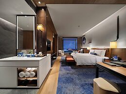 HUALUXE Nanjing Yangtze River by IHG