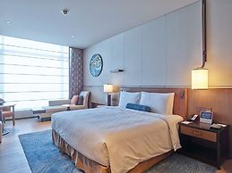 HUALUXE Nanjing Yangtze River by IHG