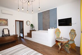 Unique Luxury Apartment and Rooms