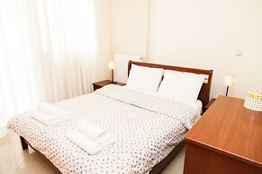Spacious Apartment in Neos Kosmos