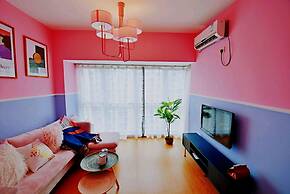 Avatar Gallery Large Queen Bed & High Rise View