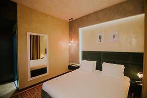 Dim's Hotel