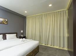 OYO 89619 De Choice Hotel