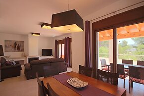 2 Twin Luxurious & Secluded Villa - Private Pools, Walk to the Beach &