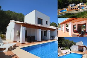 2 Twin Luxurious & Secluded Villa - Private Pools, Walk to the Beach &