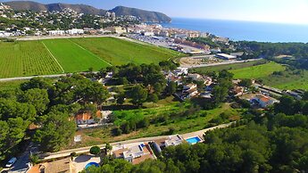 2 Twin Luxurious & Secluded Villa - Private Pools, Walk to the Beach &