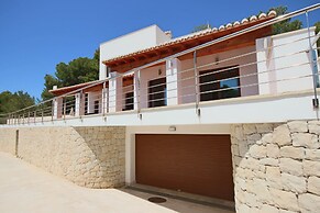 2 Twin Luxurious & Secluded Villa - Private Pools, Walk to the Beach &
