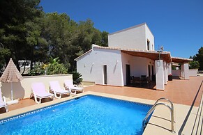 2 Twin Luxurious & Secluded Villa - Private Pools, Walk to the Beach &