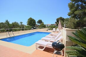 2 Twin Luxurious & Secluded Villa - Private Pools, Walk to the Beach &