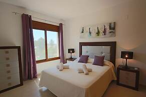 2 Twin Luxurious & Secluded Villa - Private Pools, Walk to the Beach &