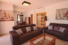 2 Twin Luxurious & Secluded Villa - Private Pools, Walk to the Beach &