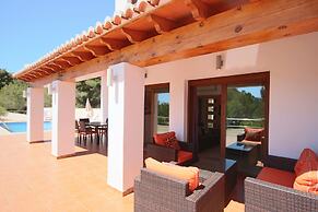 2 Twin Luxurious & Secluded Villa - Private Pools, Walk to the Beach &