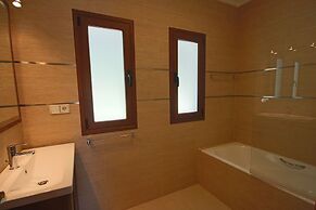 2 Twin Luxurious & Secluded Villa - Private Pools, Walk to the Beach &