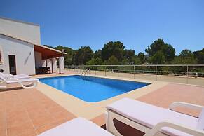2 Twin Luxurious & Secluded Villa - Private Pools, Walk to the Beach &