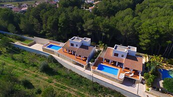 2 Twin Luxurious & Secluded Villa - Private Pools, Walk to the Beach &