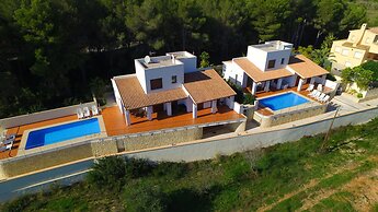 2 Twin Luxurious & Secluded Villa - Private Pools, Walk to the Beach &