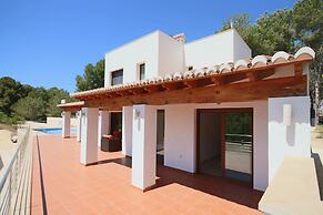 2 Twin Luxurious & Secluded Villa - Private Pools, Walk to the Beach &