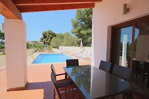2 Twin Luxurious & Secluded Villa - Private Pools, Walk to the Beach &