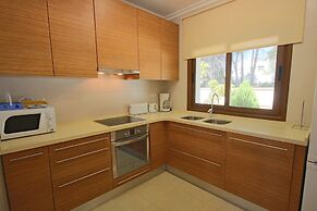 2 Twin Luxurious & Secluded Villa - Private Pools, Walk to the Beach &