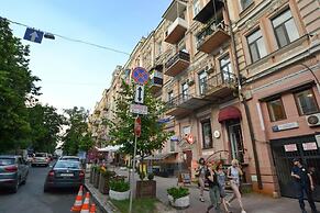KievApts Pushkinskaya 10
