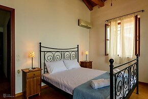 Waveside Sanctuary - Luxurious Seastone Villa