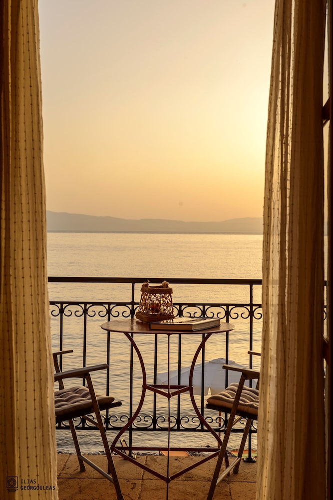 Waveside Sanctuary - Luxurious Seastone Villa
