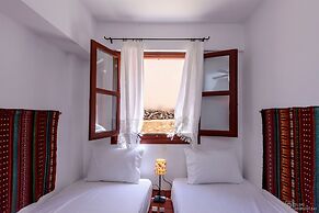 Waveside Sanctuary - Luxurious Seastone Villa