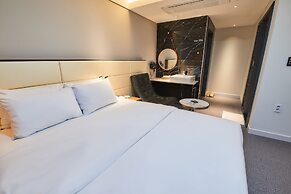 West In Hotel
