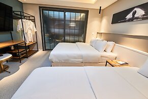 West In Hotel