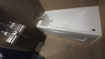 West In Hotel
