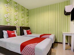 OYO 89583 Grove Hotel