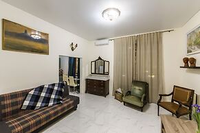 Antique Art Apartment at Khreschatyk