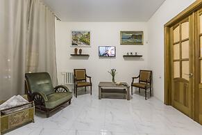 Antique Art Apartment at Khreschatyk